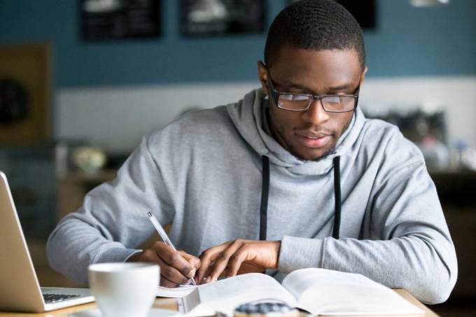 Homem estudando em frente ao notebook