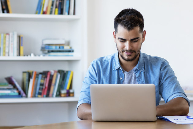 Homem estudando em frente ao notebook